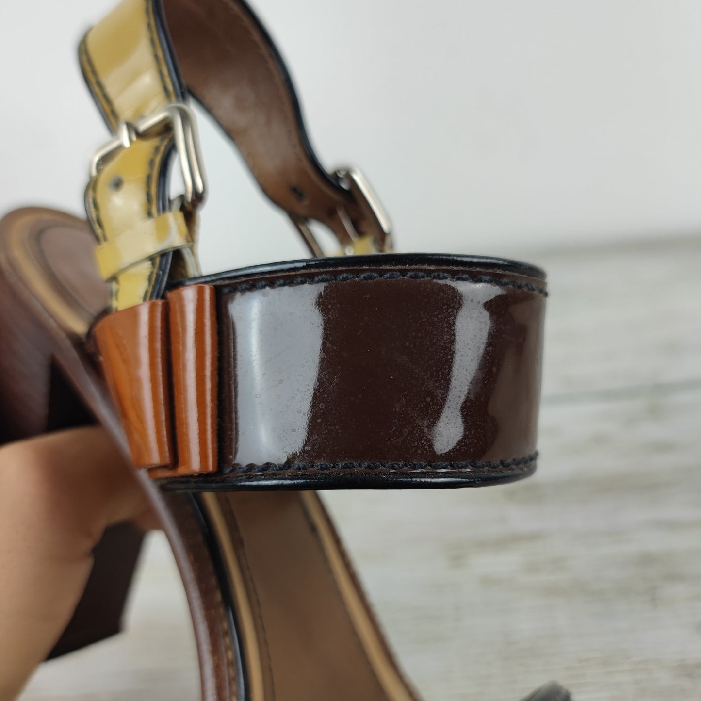 sandali in vernice con tacco in legno