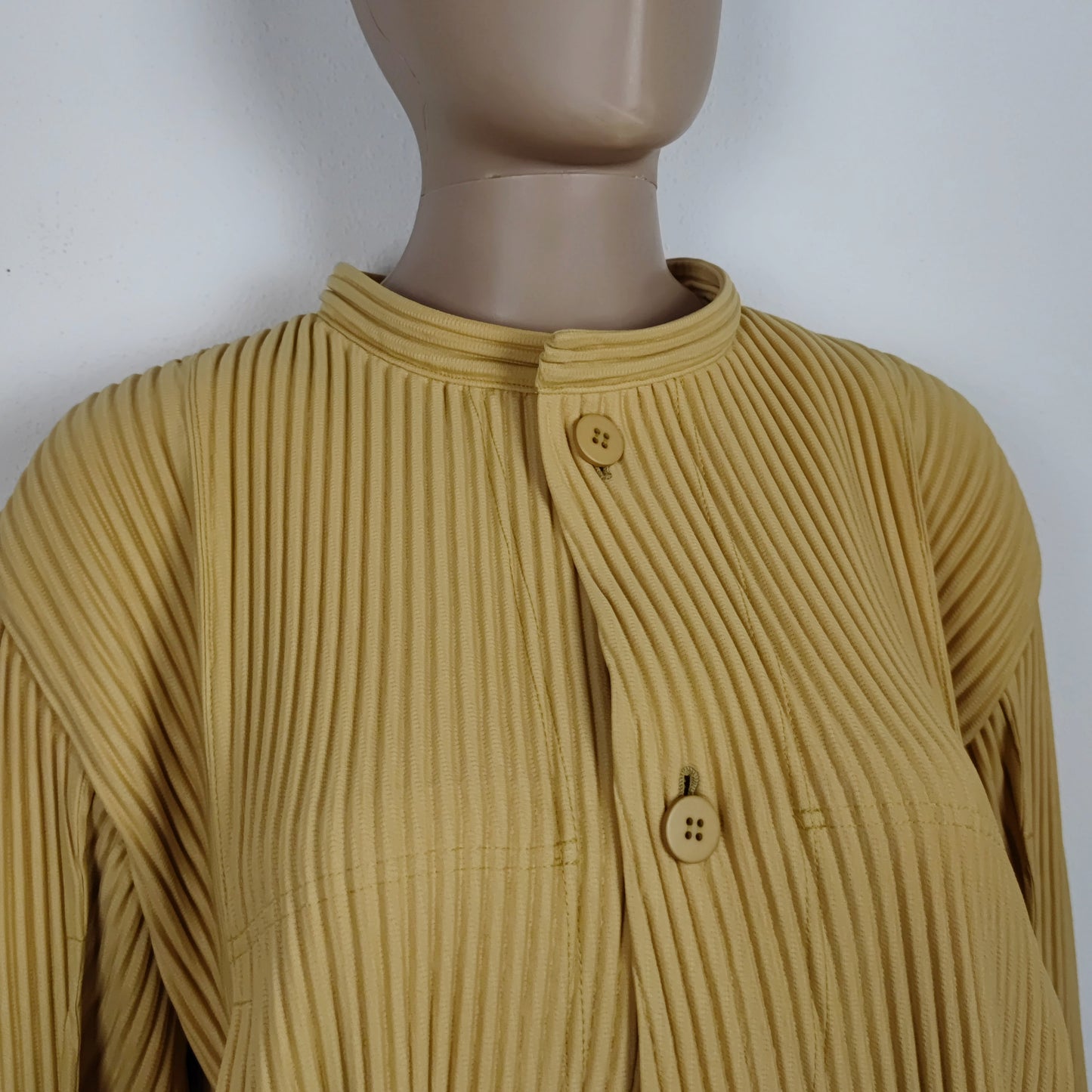 Giacca Homme Plissé Issey Miyake gialla