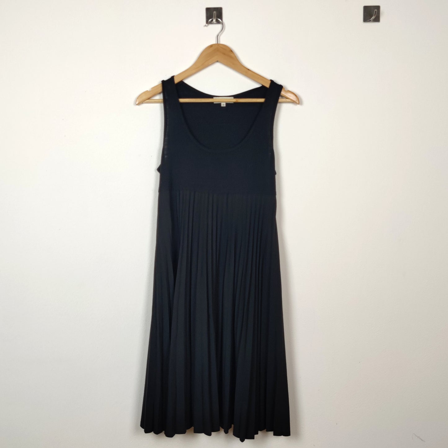 abito Céline nero con gonna plissé
