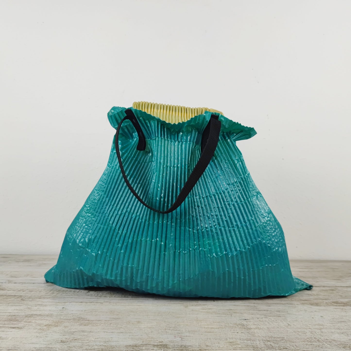 Borsa turchese Issey Miyake