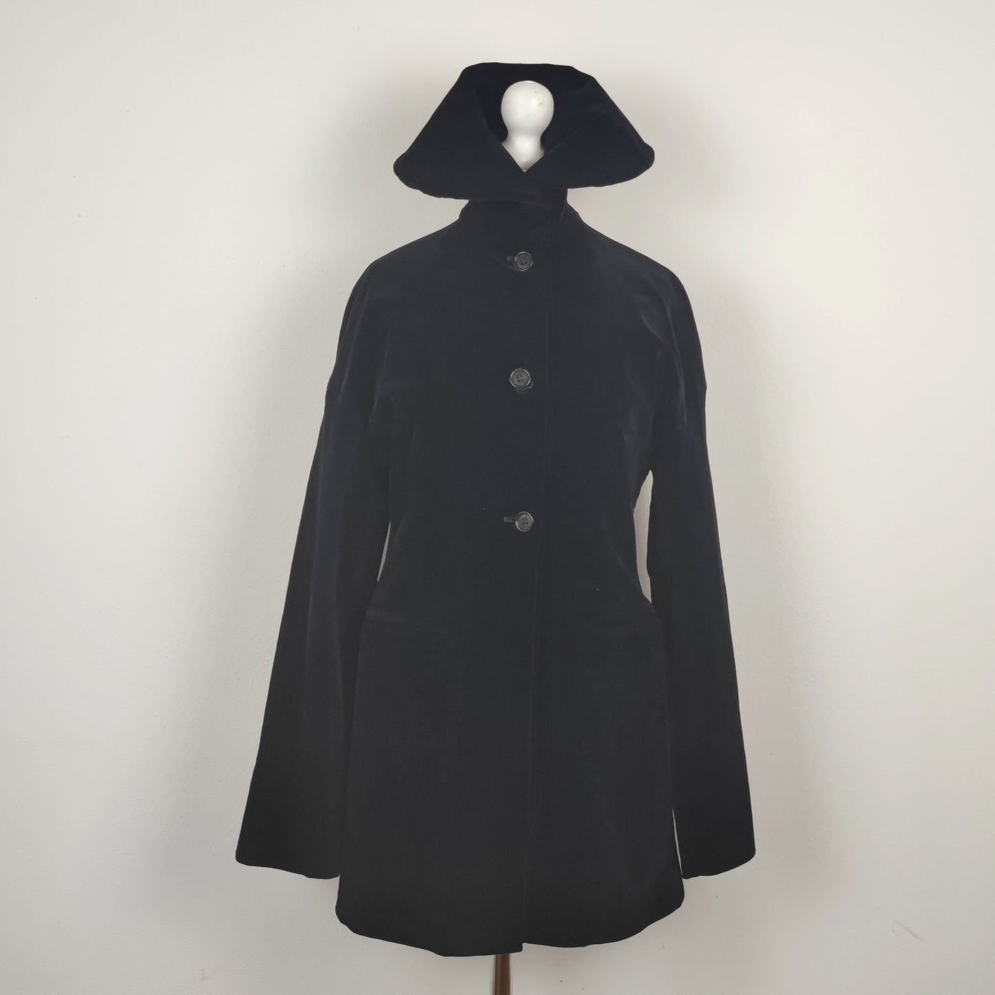 Giacca lunga Romeo Gigli in velluto nero - inverno 1989