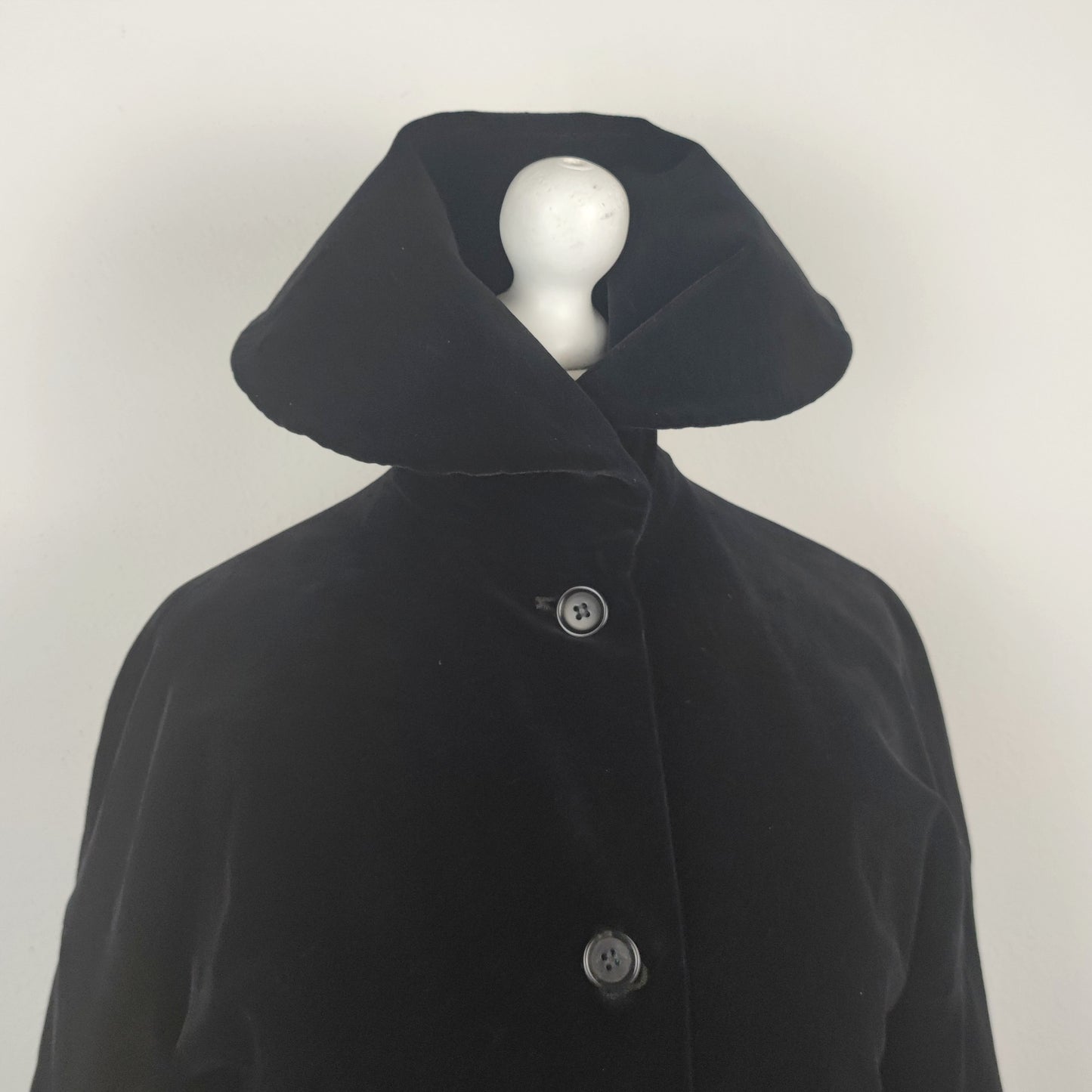Giacca lunga Romeo Gigli in velluto nero - inverno 1989