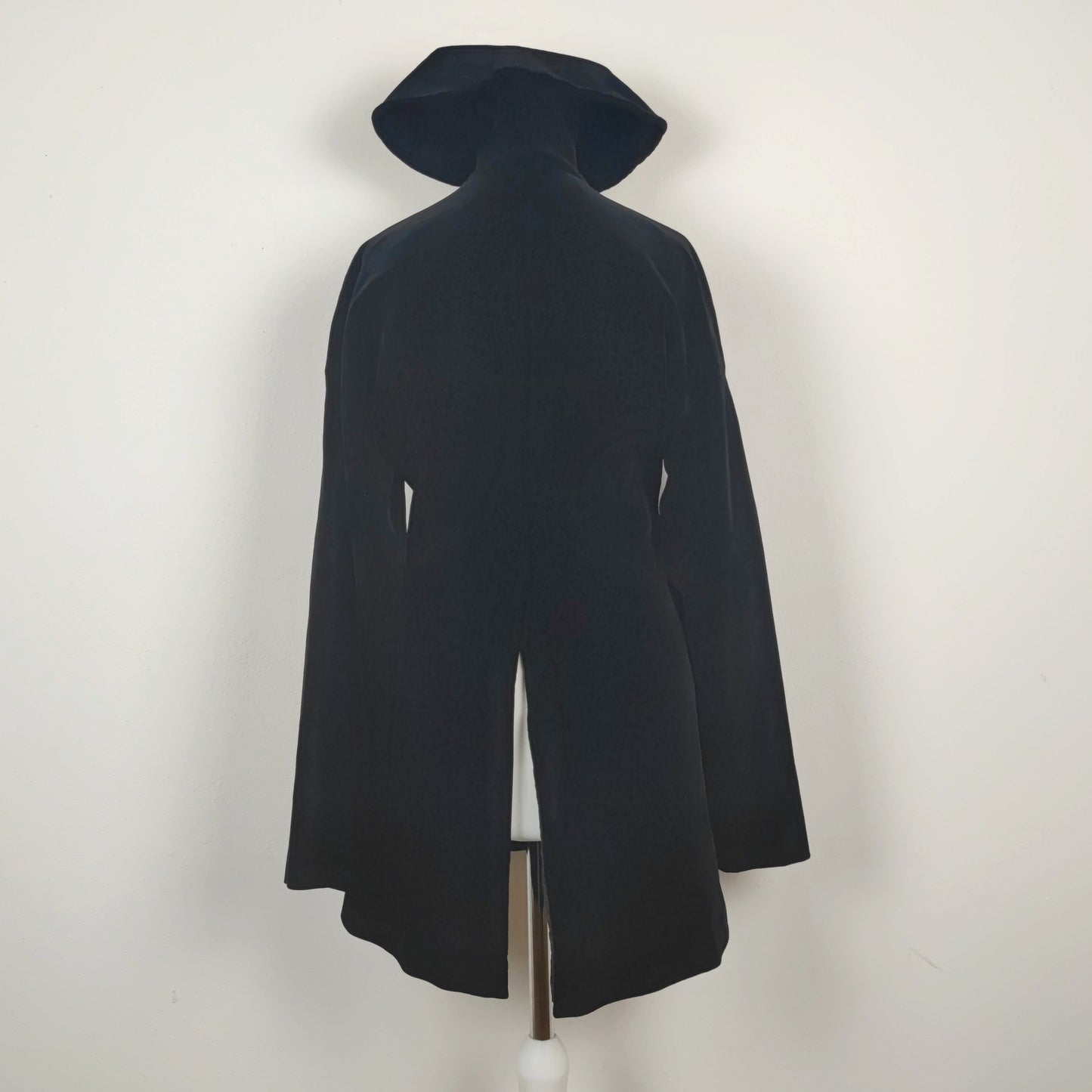 Giacca lunga Romeo Gigli in velluto nero - inverno 1989
