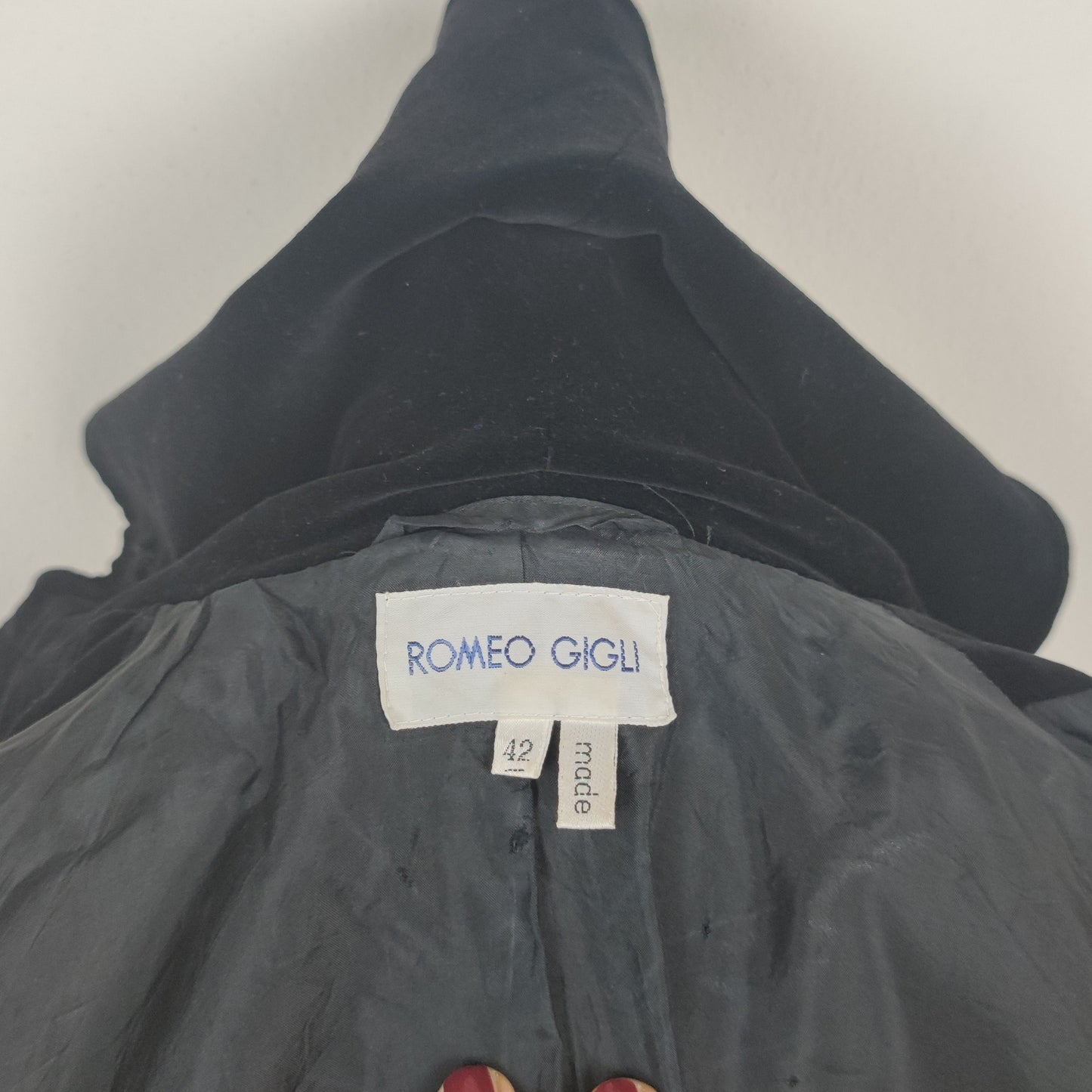 Giacca lunga Romeo Gigli in velluto nero - inverno 1989