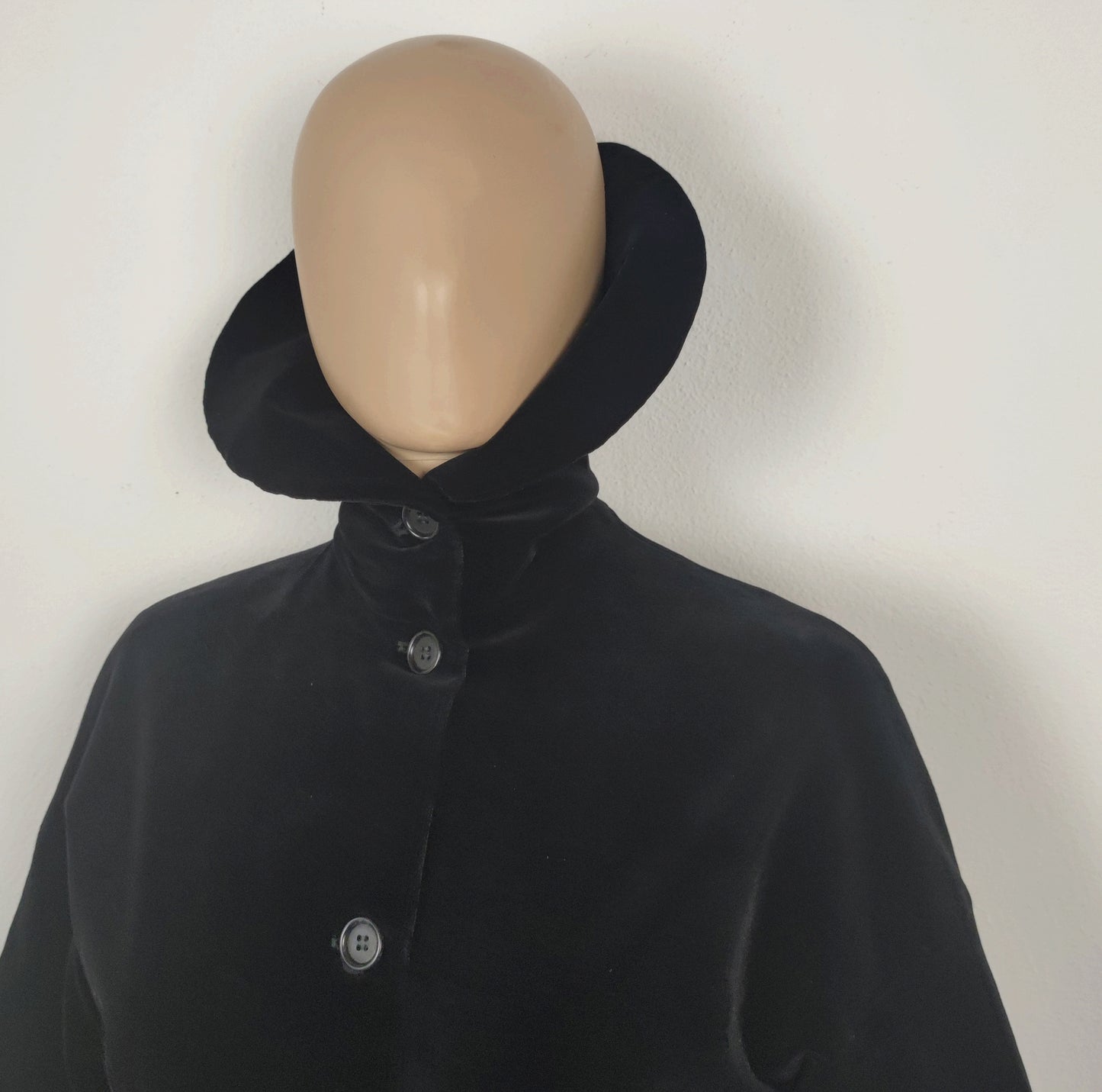 Giacca lunga Romeo Gigli in velluto nero - inverno 1989