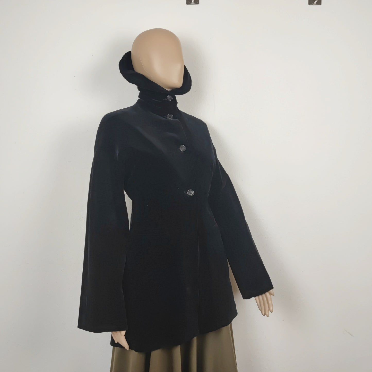 Giacca lunga Romeo Gigli in velluto nero - inverno 1989