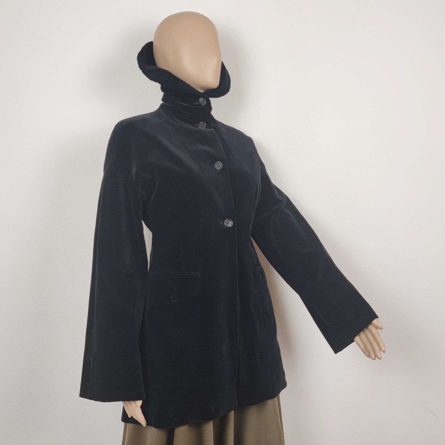 Giacca lunga Romeo Gigli in velluto nero - inverno 1989