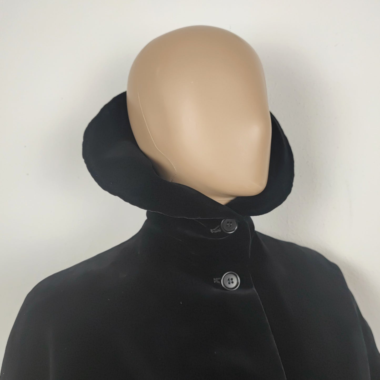Giacca lunga Romeo Gigli in velluto nero - inverno 1989
