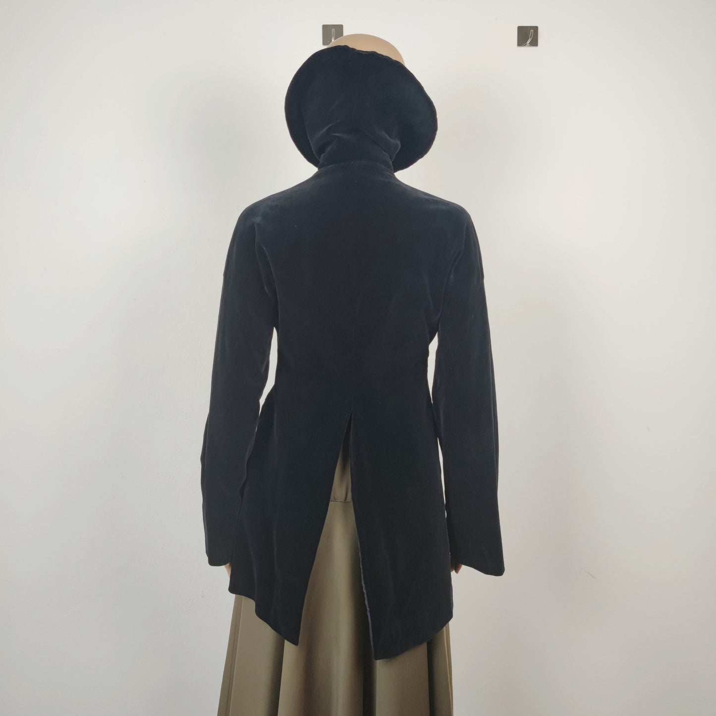 Giacca lunga Romeo Gigli in velluto nero - inverno 1989