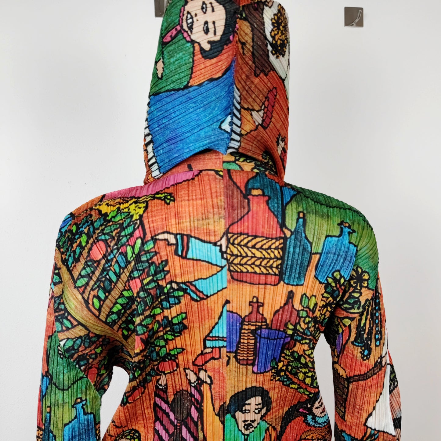 Giacca Issey Miyake Pleats Please con cerniera e cappuccio