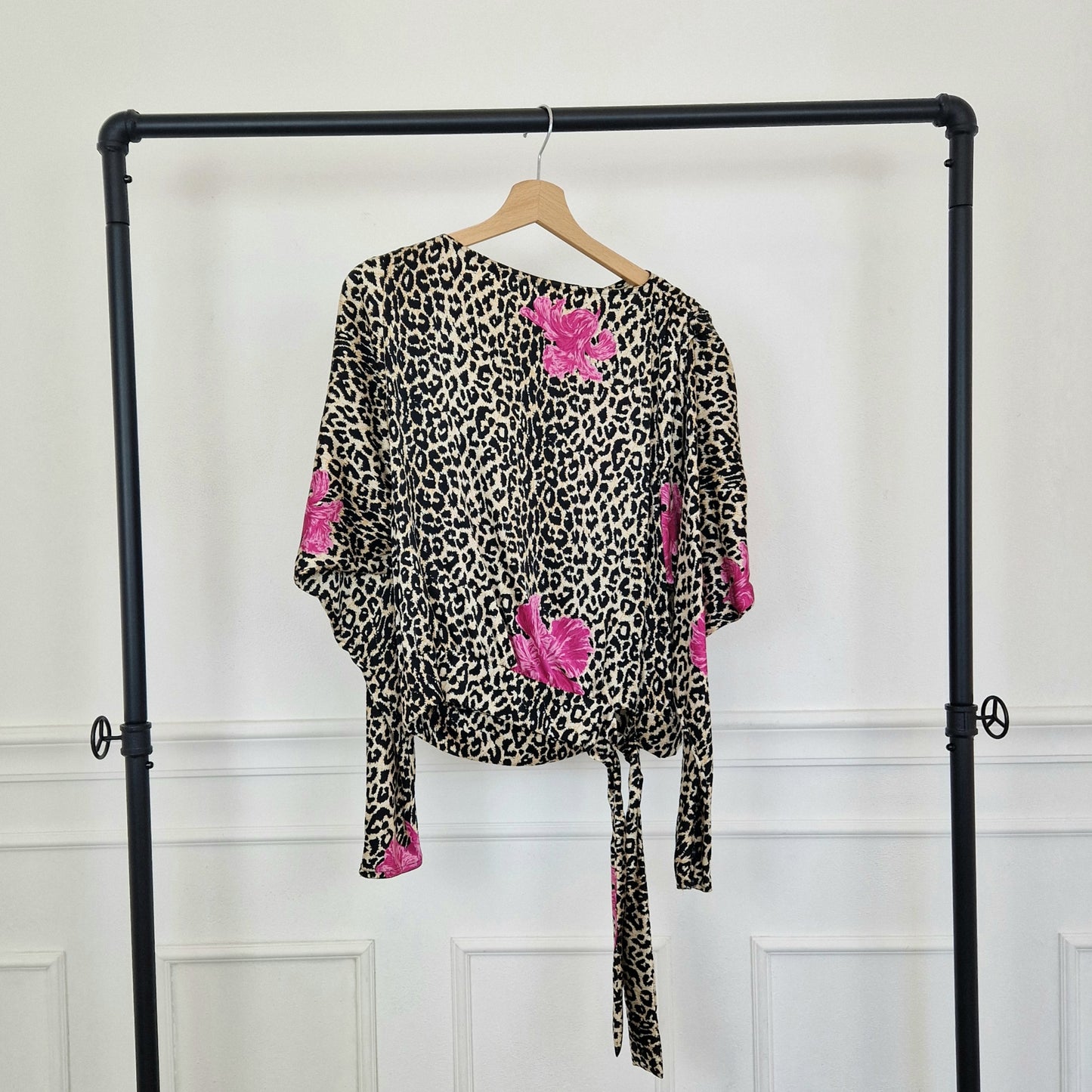 Blusa pura seta animalier con fiori