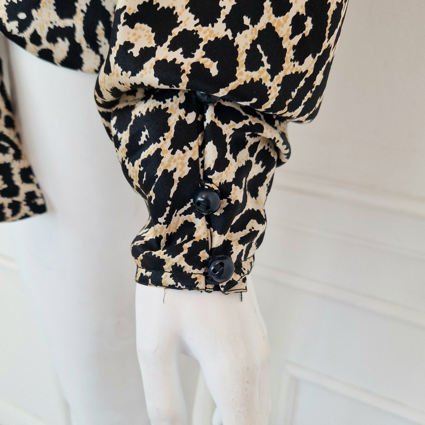 Blusa pura seta animalier con fiori