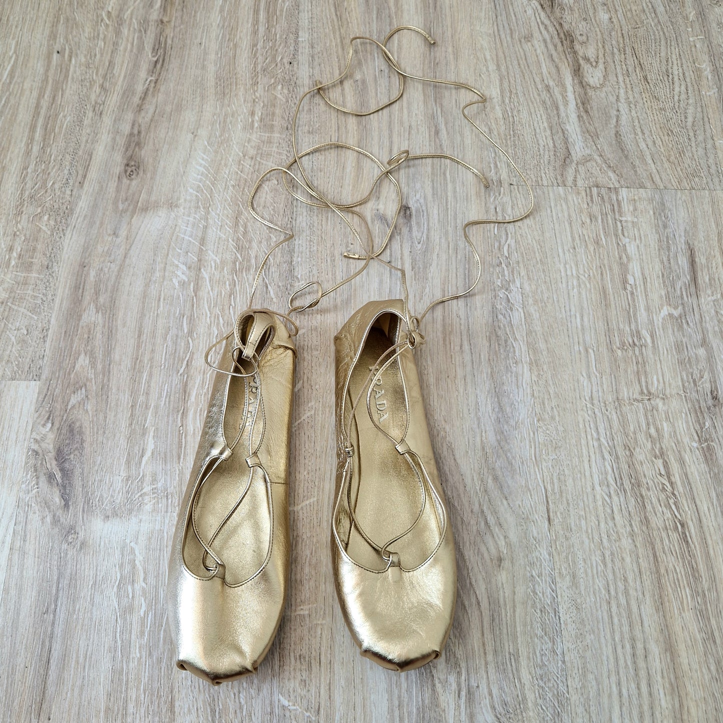 Prada | Ballerine con lacci pelle oro