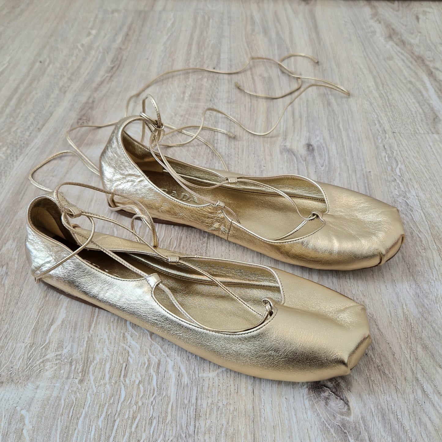 Prada | Ballerine con lacci pelle oro