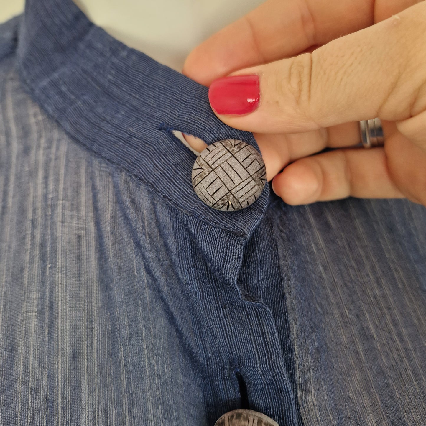 Romeo Gigli | Camicia blu tessuto velato con maxi bottoni