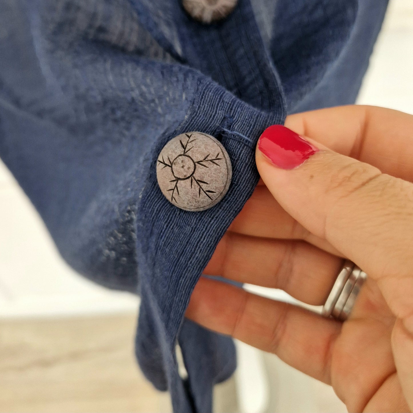 Romeo Gigli | Camicia blu tessuto velato con maxi bottoni