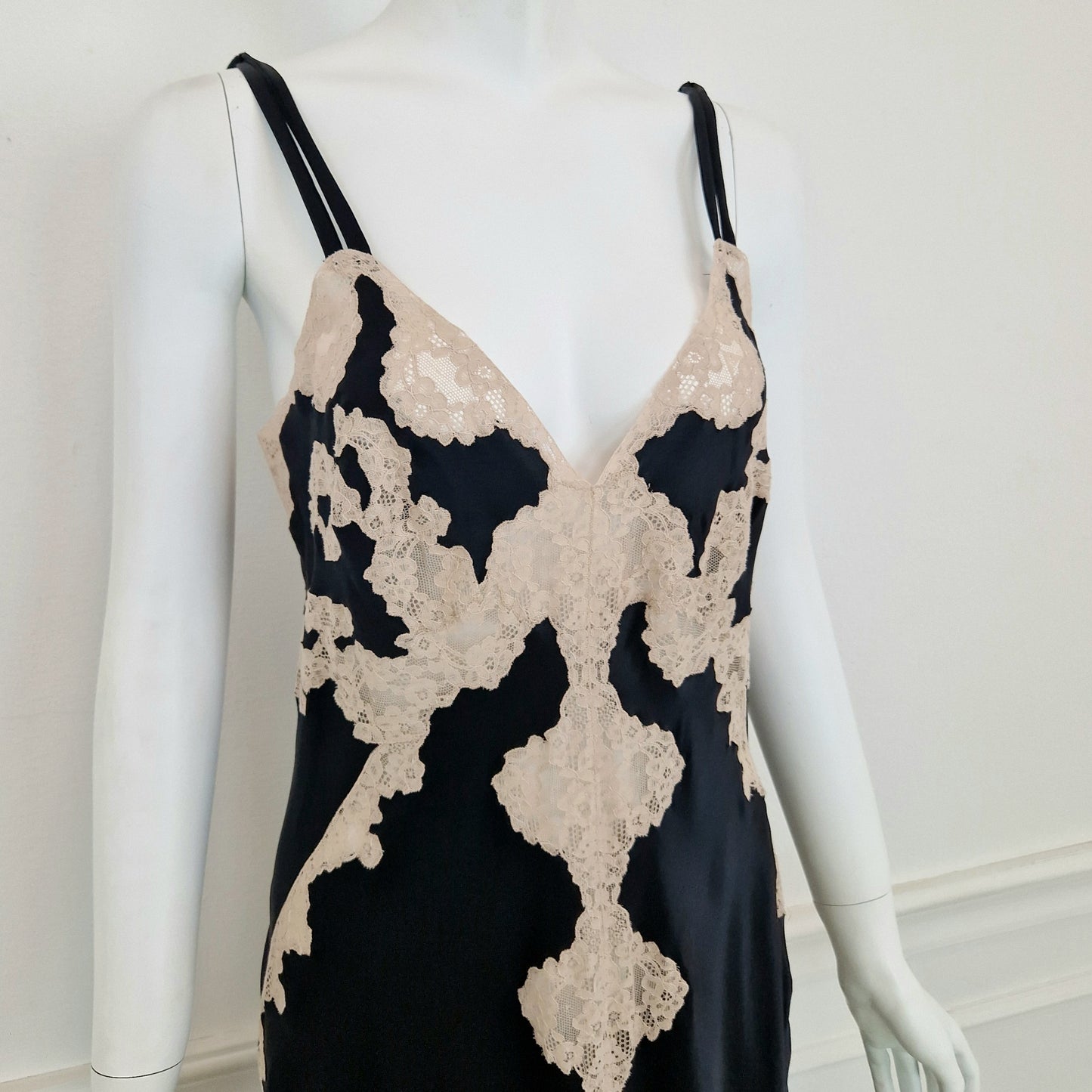 Slip dress in seta nera e pizzo