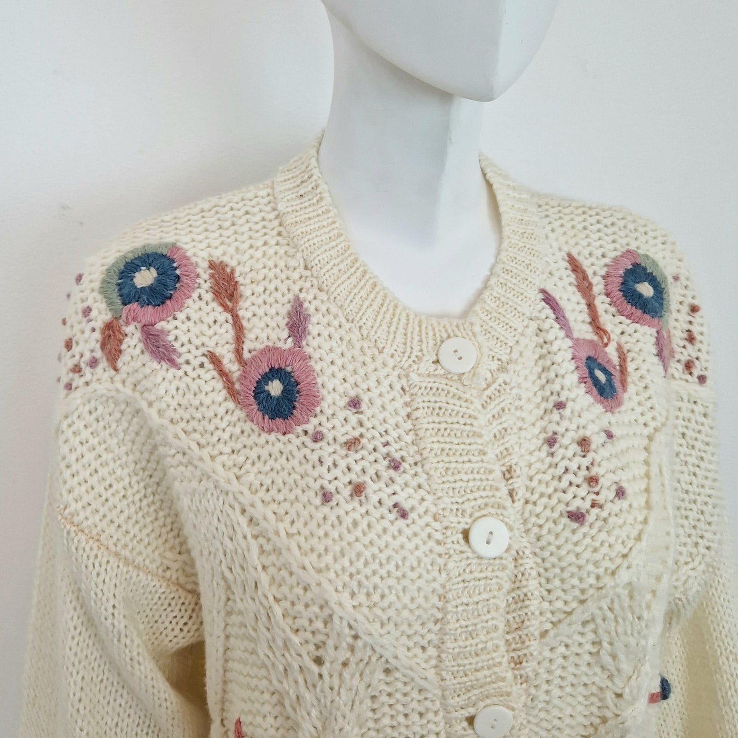 Maglione vintage con fiori pastello