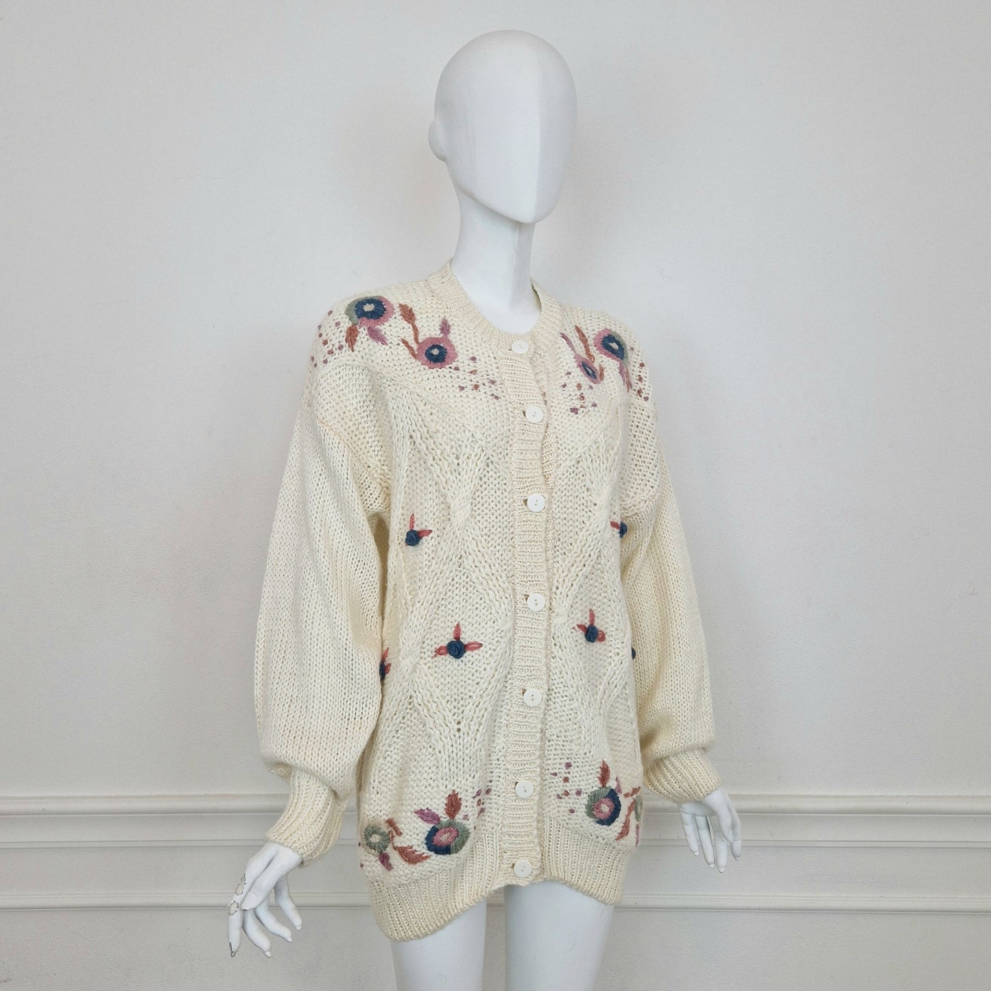 Maglione vintage con fiori pastello