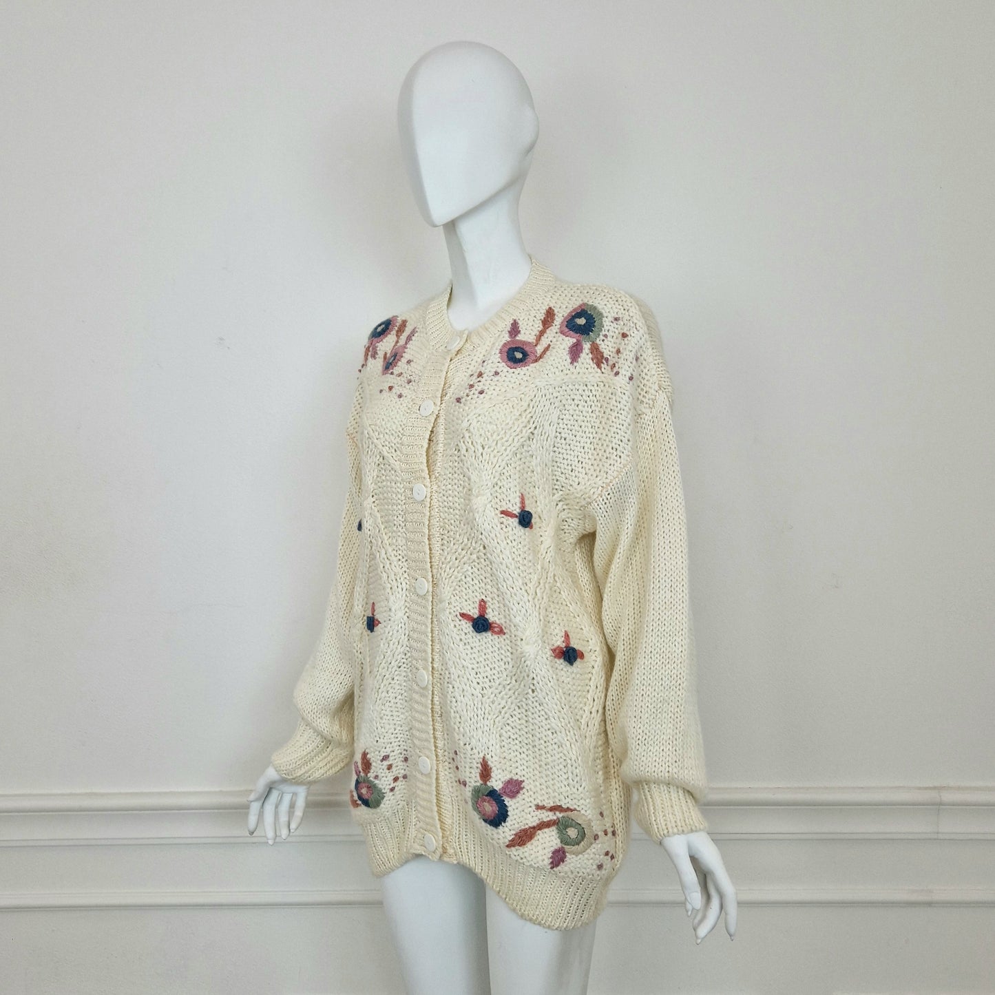 Maglione vintage con fiori pastello