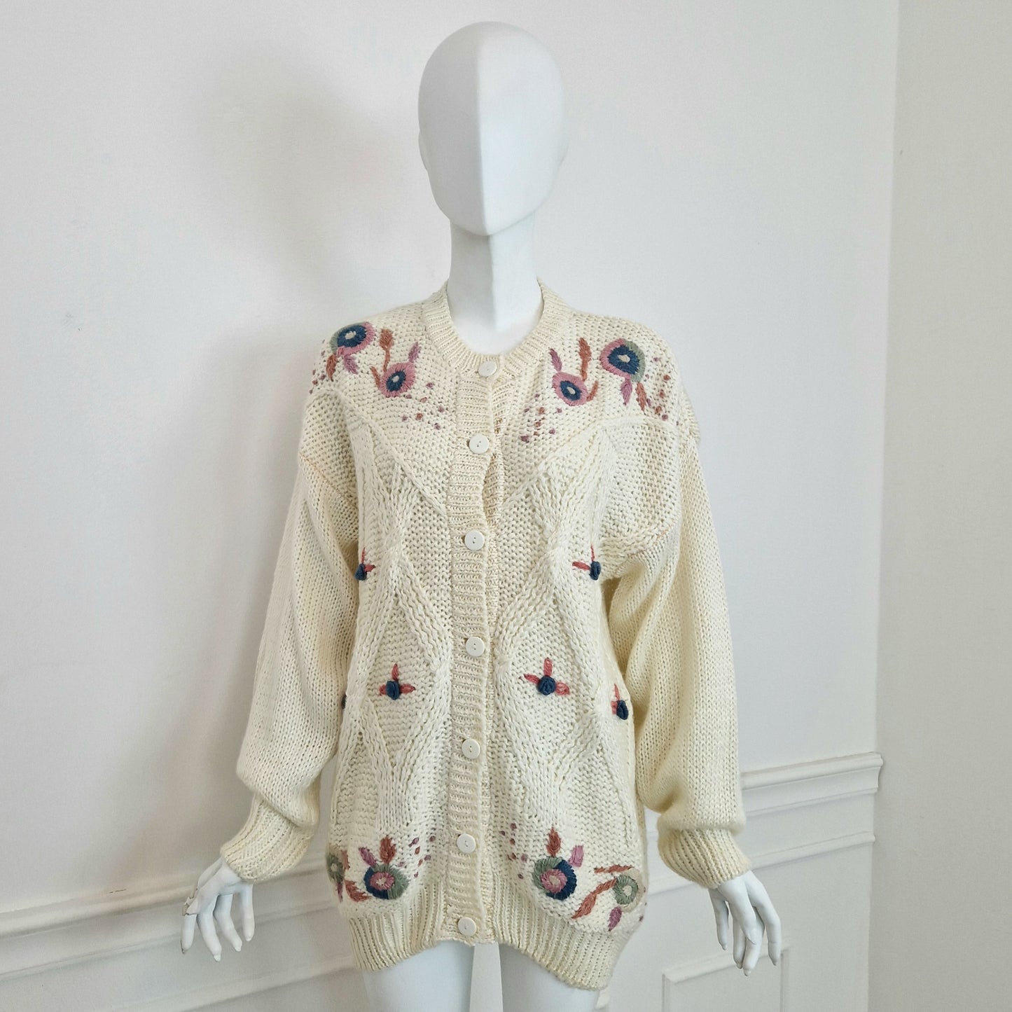 Maglione vintage con fiori pastello