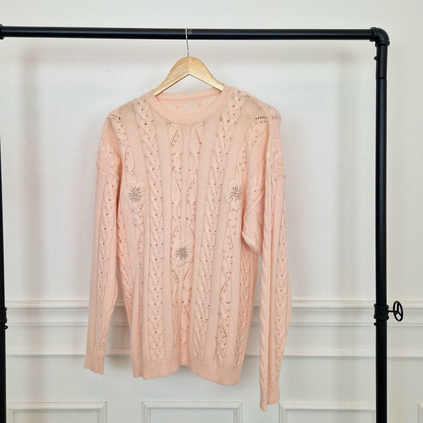 Maglione vintage rosa con ricamo e perle