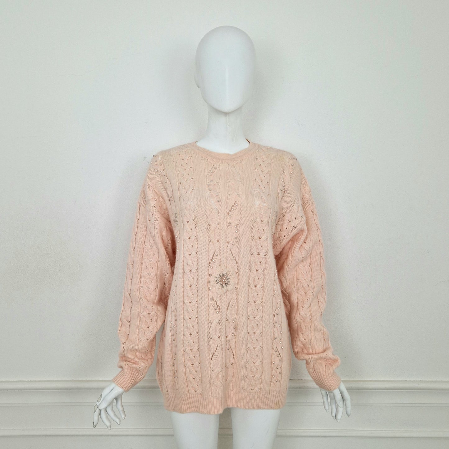 Maglione vintage rosa con ricamo e perle