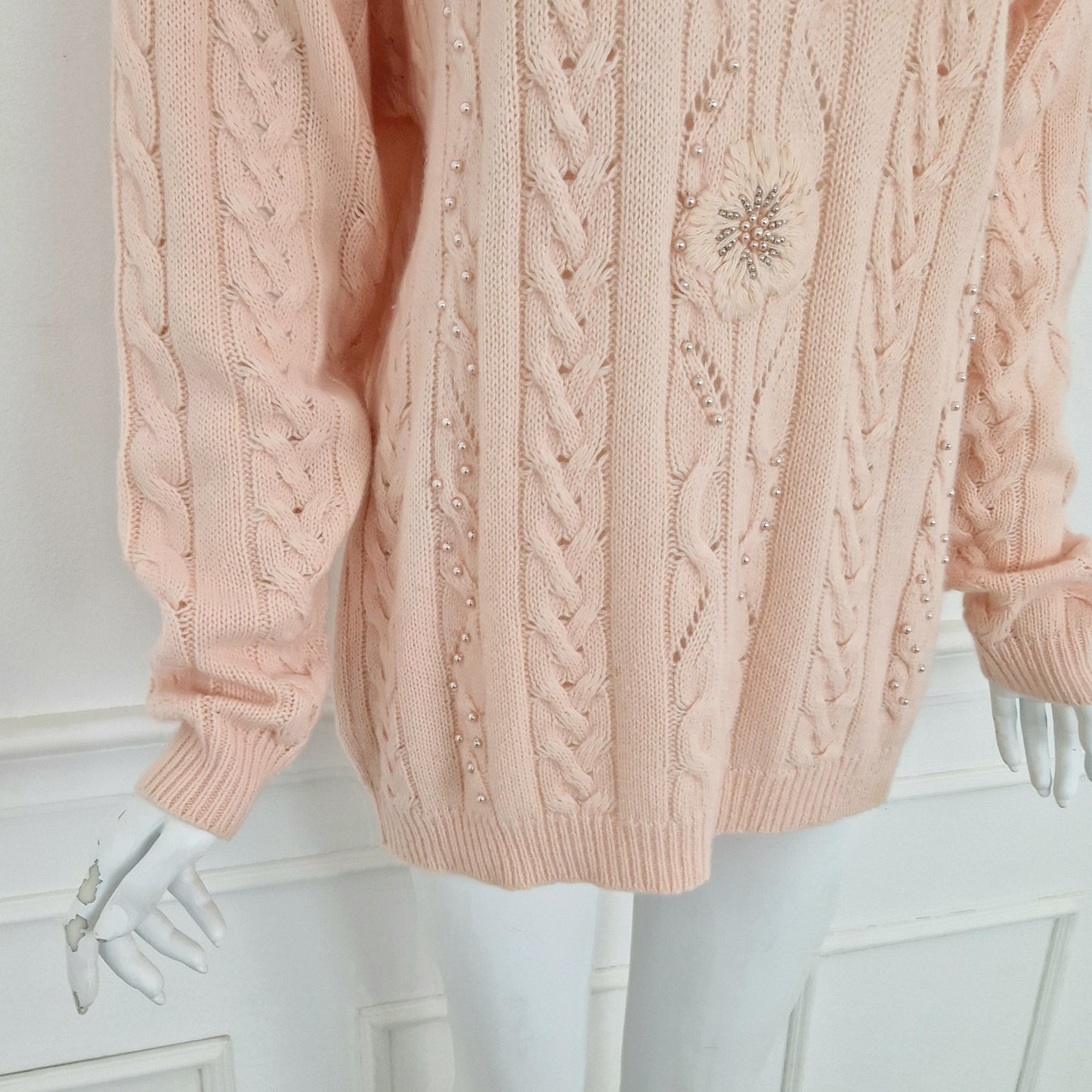 Maglione vintage rosa con ricamo e perle