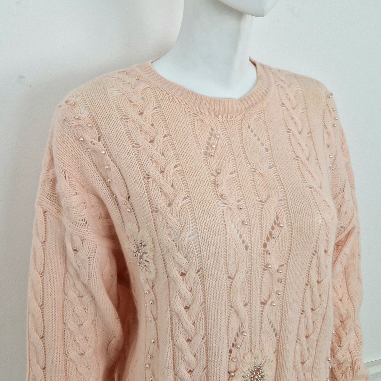 Maglione vintage rosa con ricamo e perle