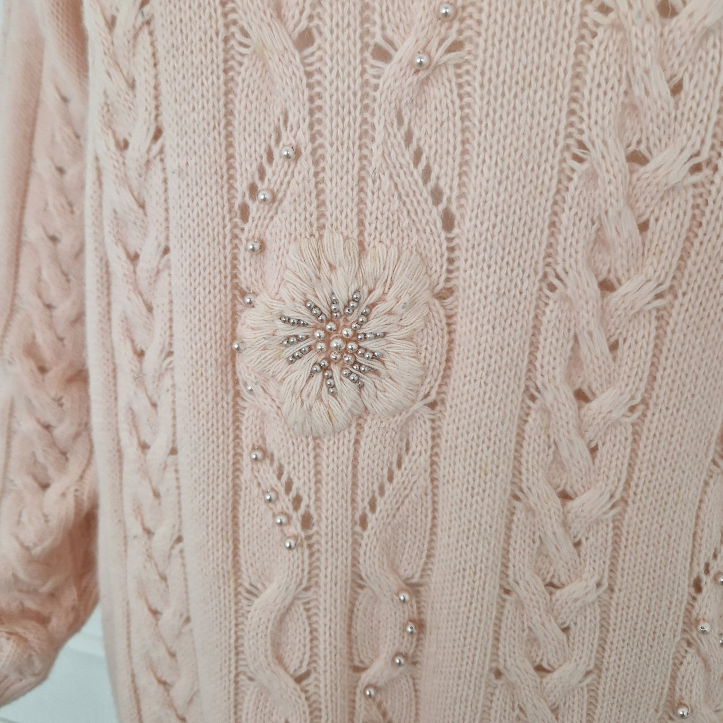 Maglione vintage rosa con ricamo e perle