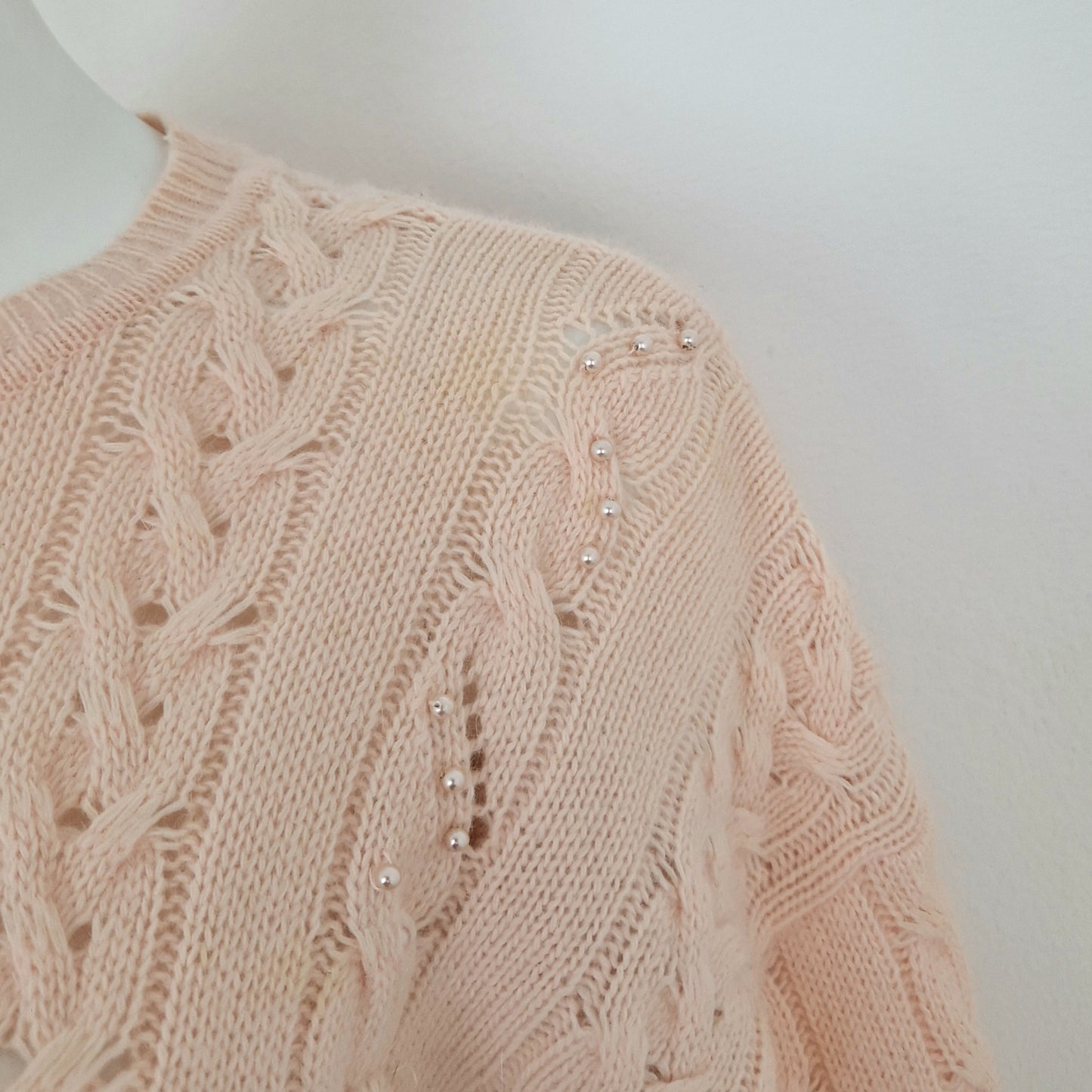 Maglione vintage rosa con ricamo e perle