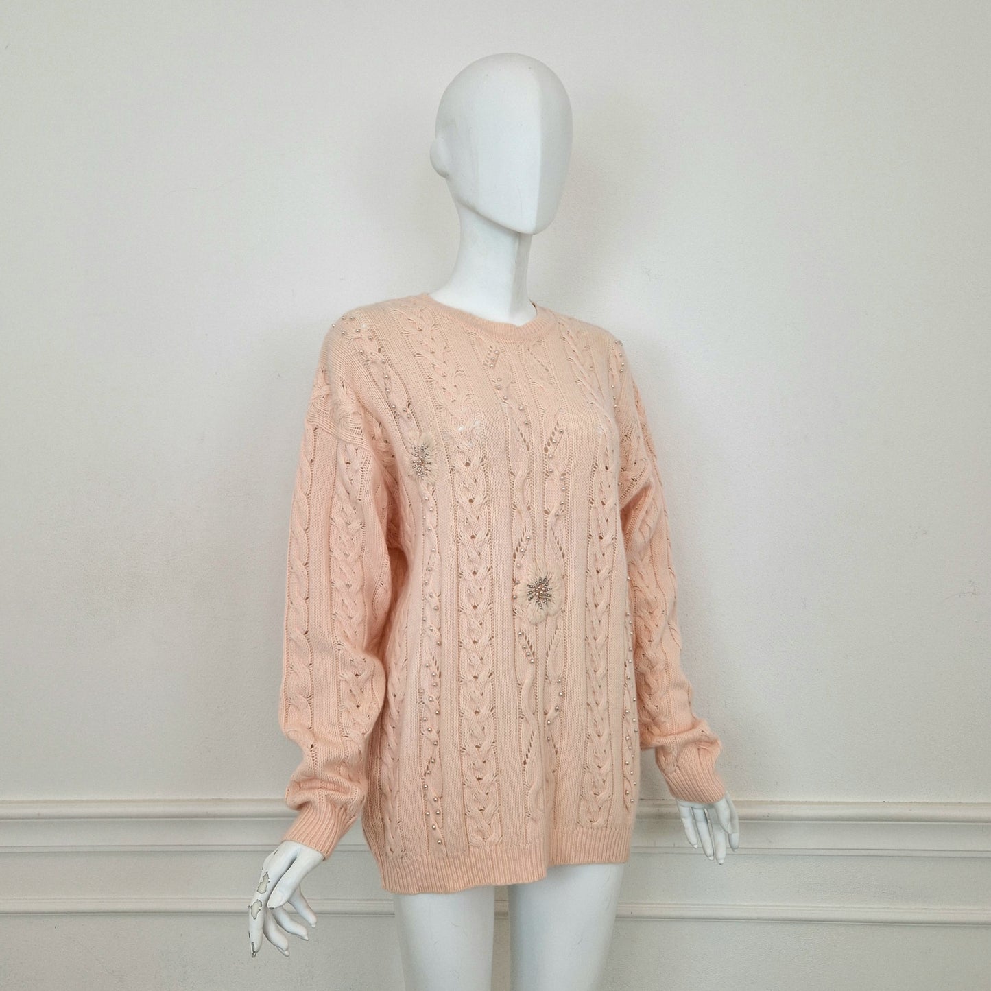 Maglione vintage rosa con ricamo e perle