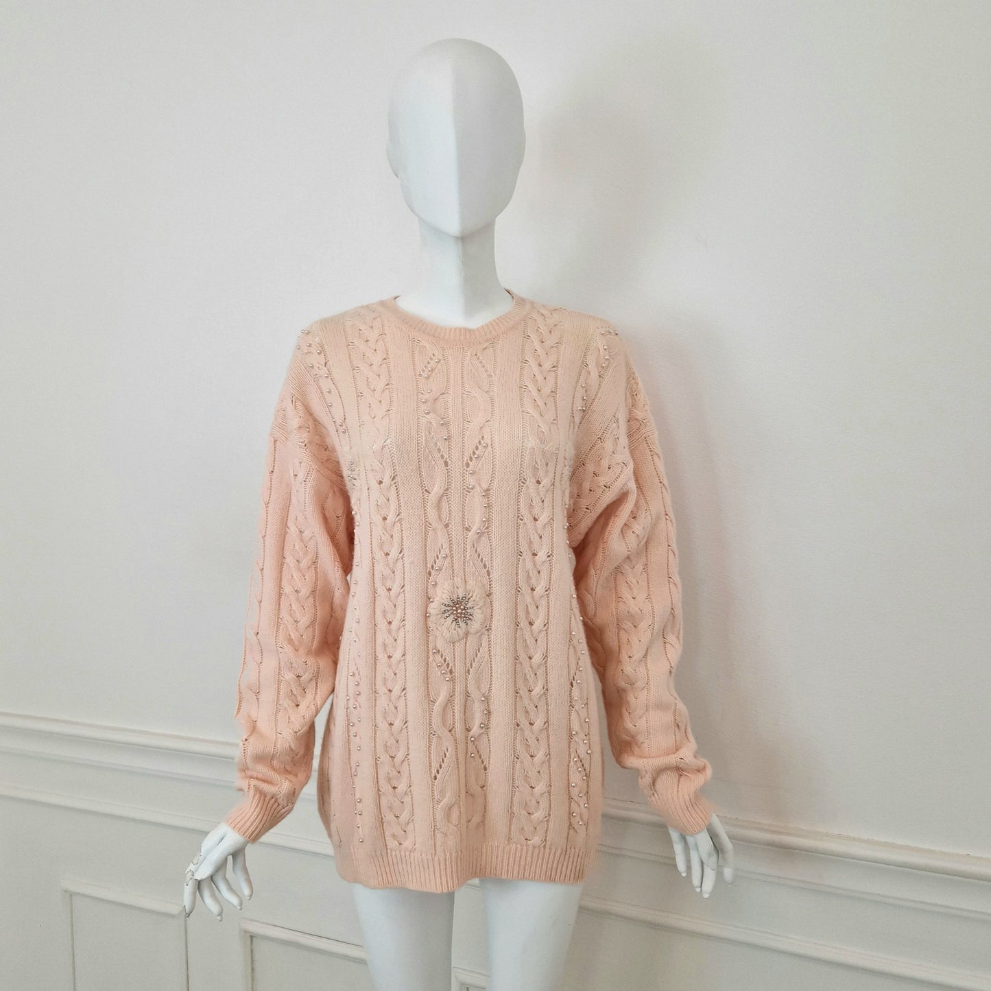 Maglione vintage rosa con ricamo e perle