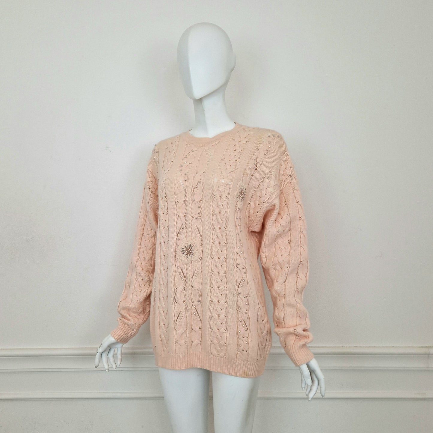 Maglione vintage rosa con ricamo e perle