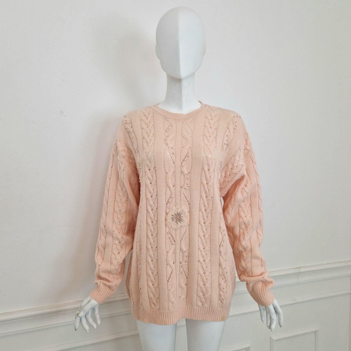 Maglione vintage rosa con ricamo e perle