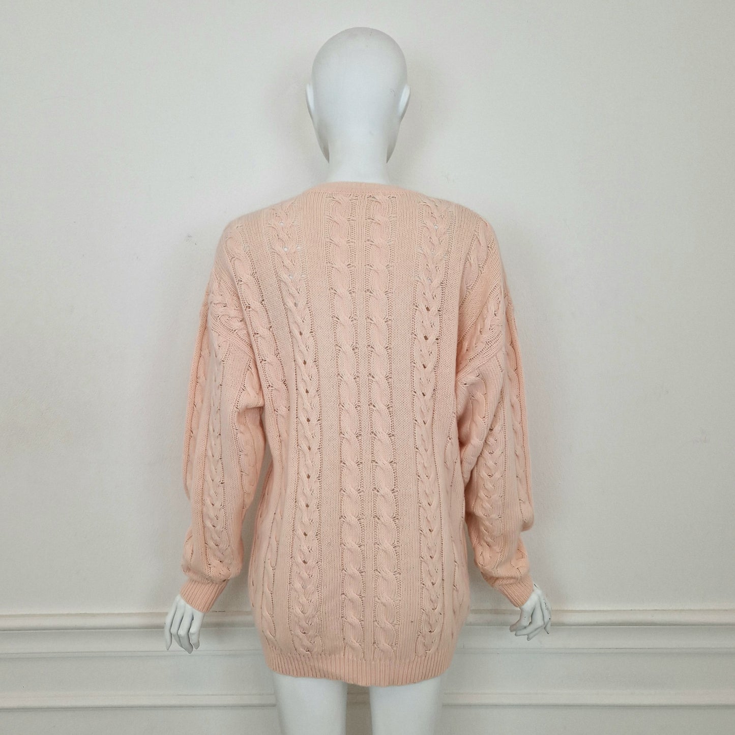 Maglione vintage rosa con ricamo e perle