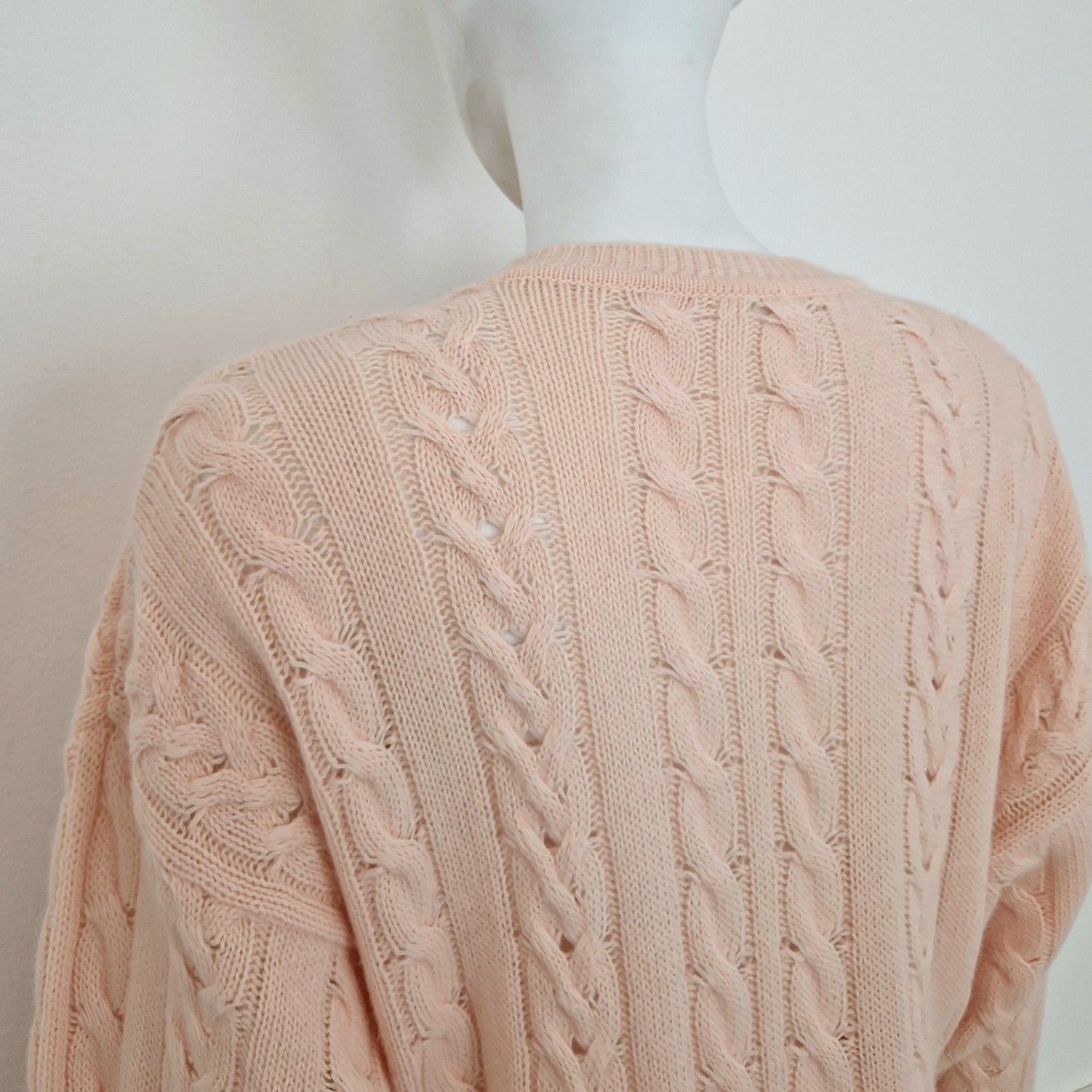 Maglione vintage rosa con ricamo e perle