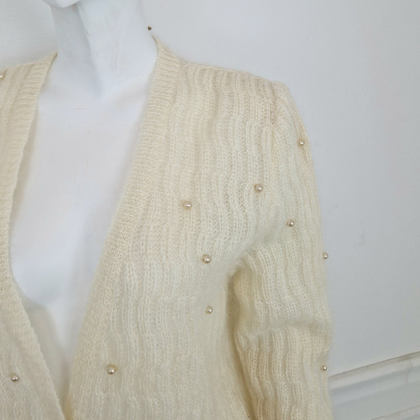 Cardigan vintage bianco latte con perle