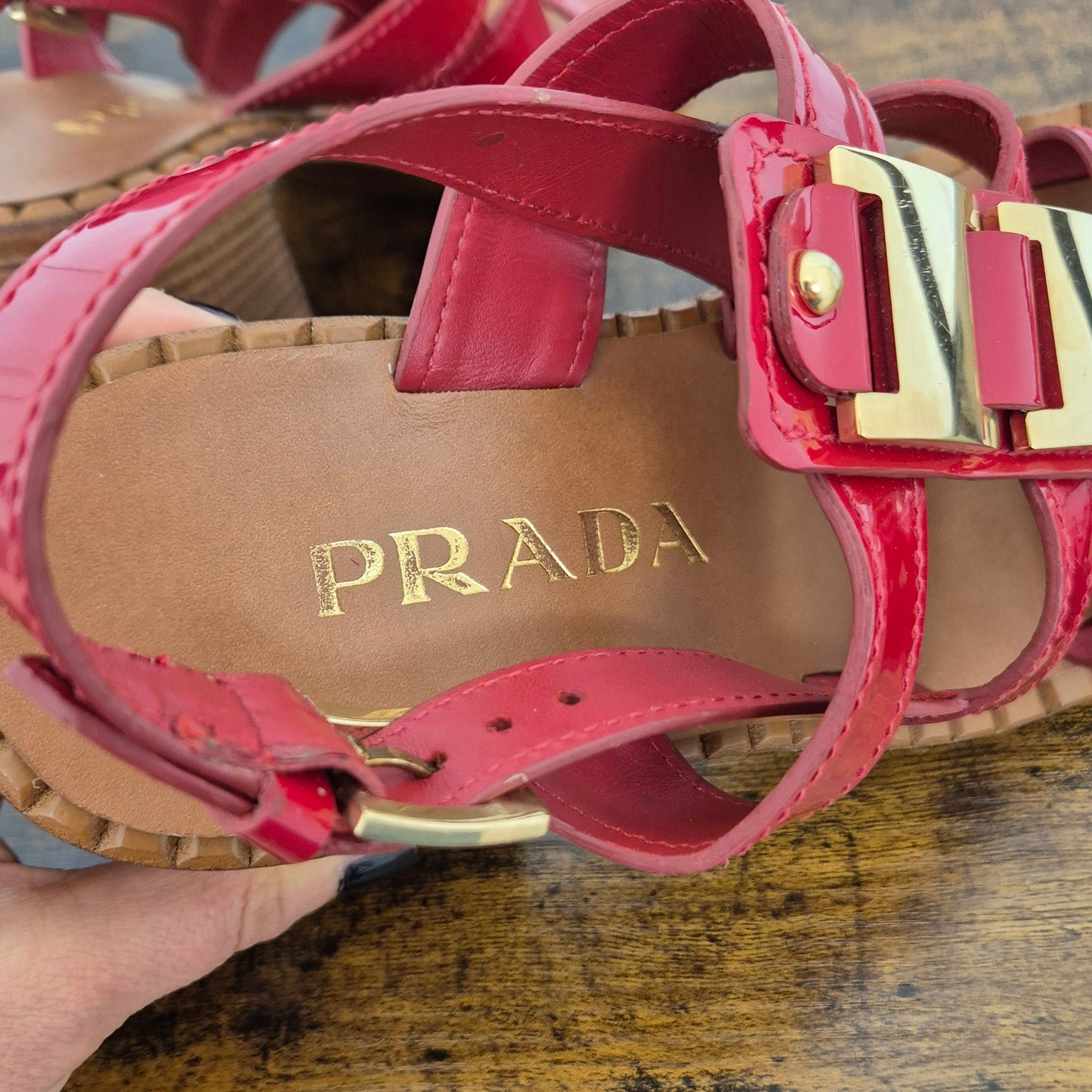 Prada | Sandali in vernice rossa tacco legno