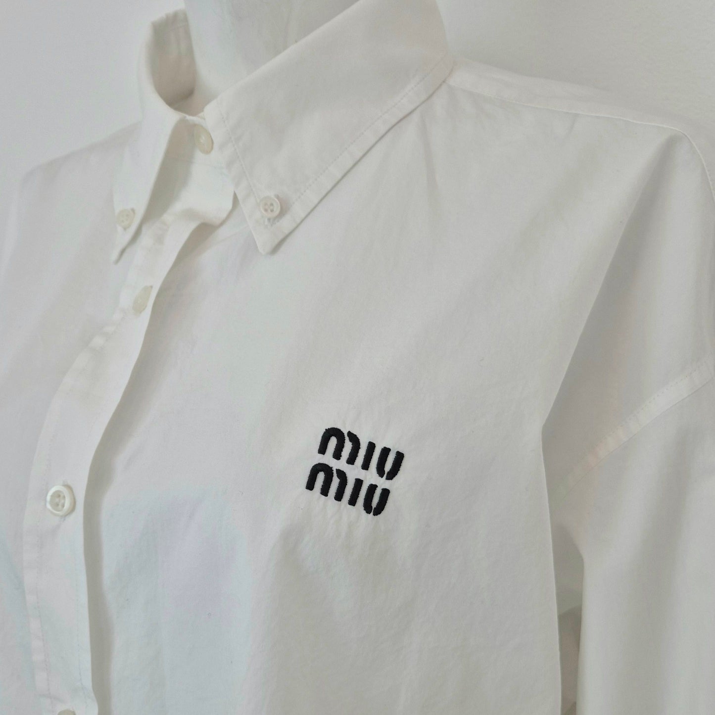 Miu Miu | Camicia cropped con logo ricamato