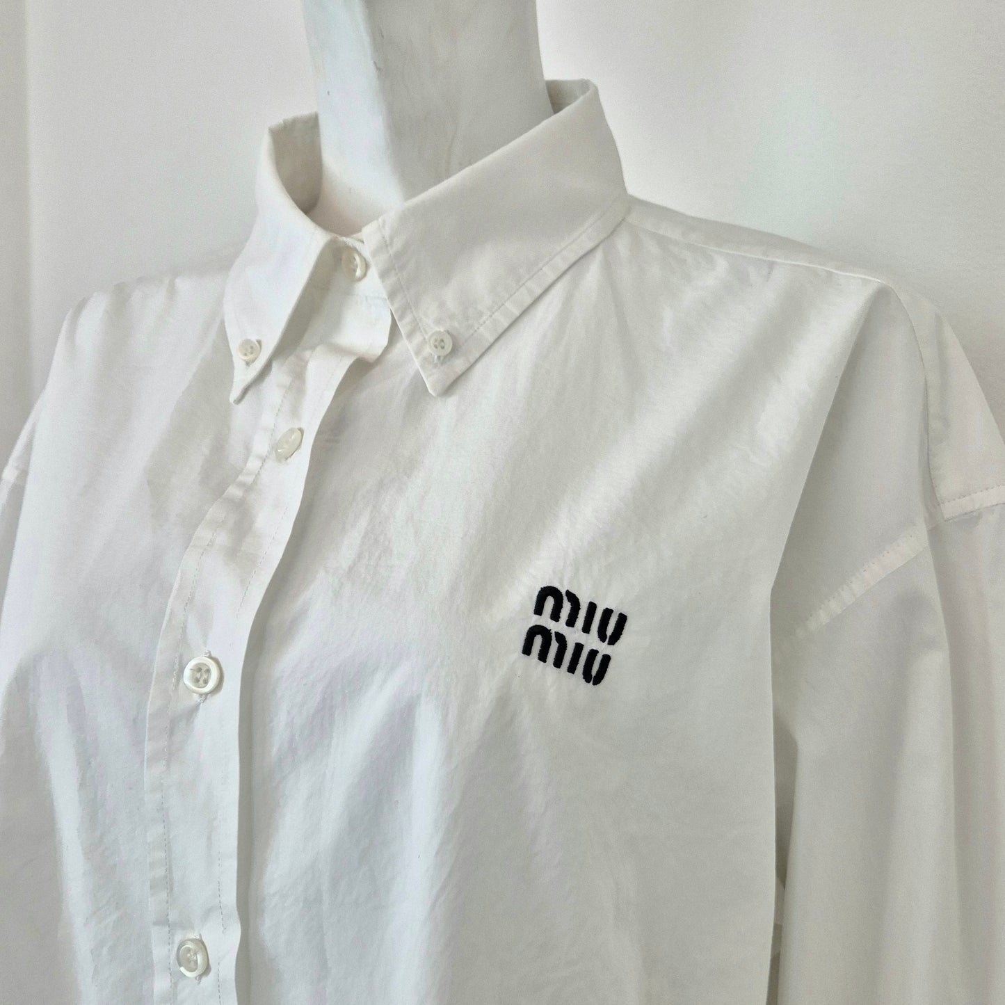 Miu Miu | Camicia cropped con logo ricamato