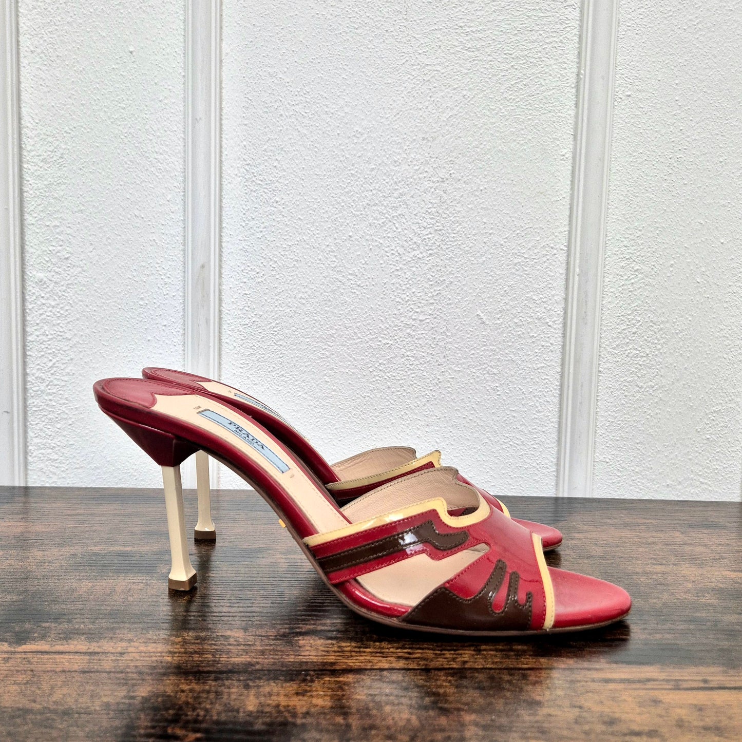 Prada | Sandali con tacco vernice rossa