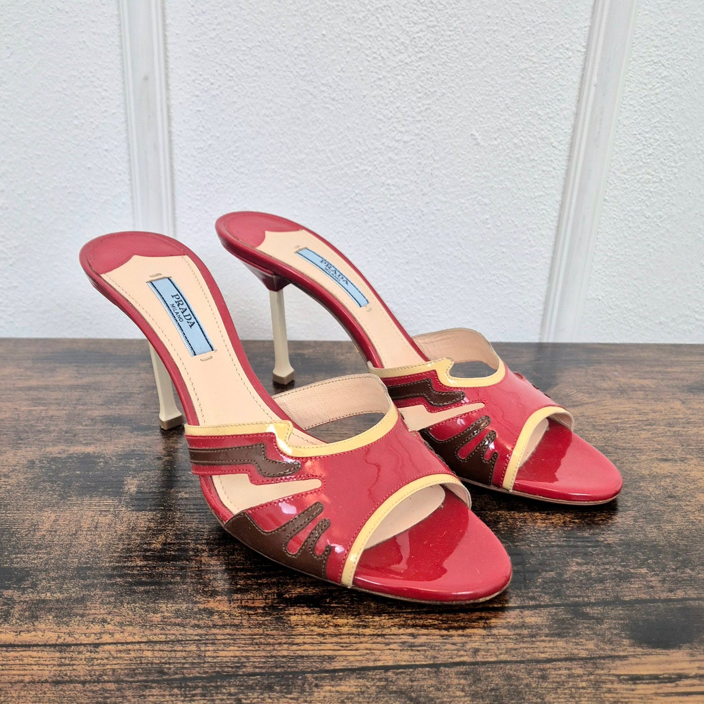 Prada | Sandali con tacco vernice rossa