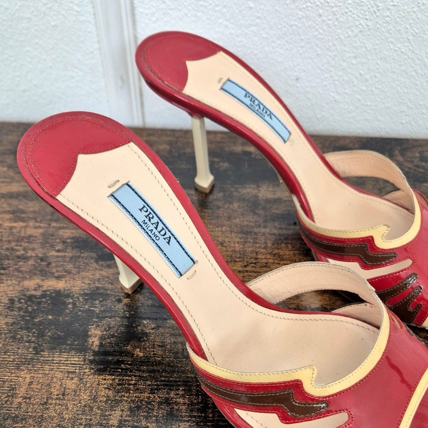 Prada | Sandali con tacco vernice rossa