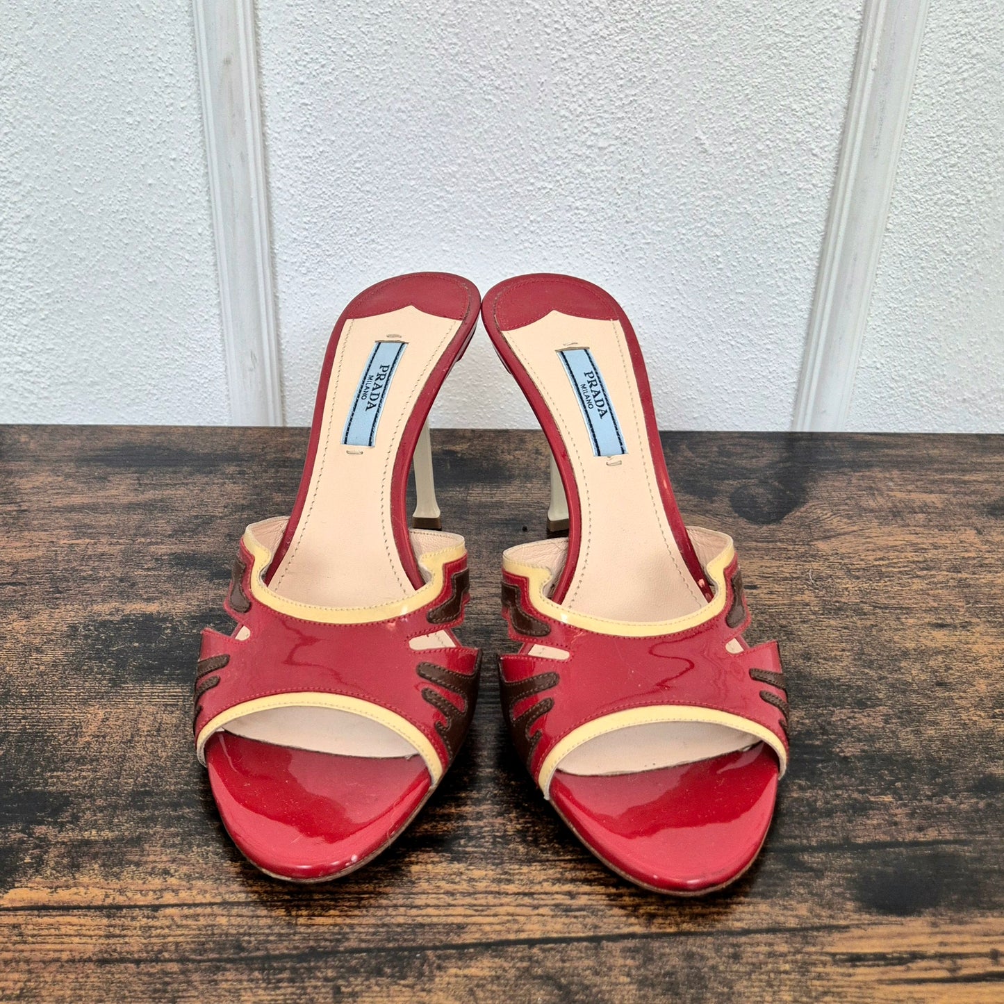 Prada | Sandali con tacco vernice rossa