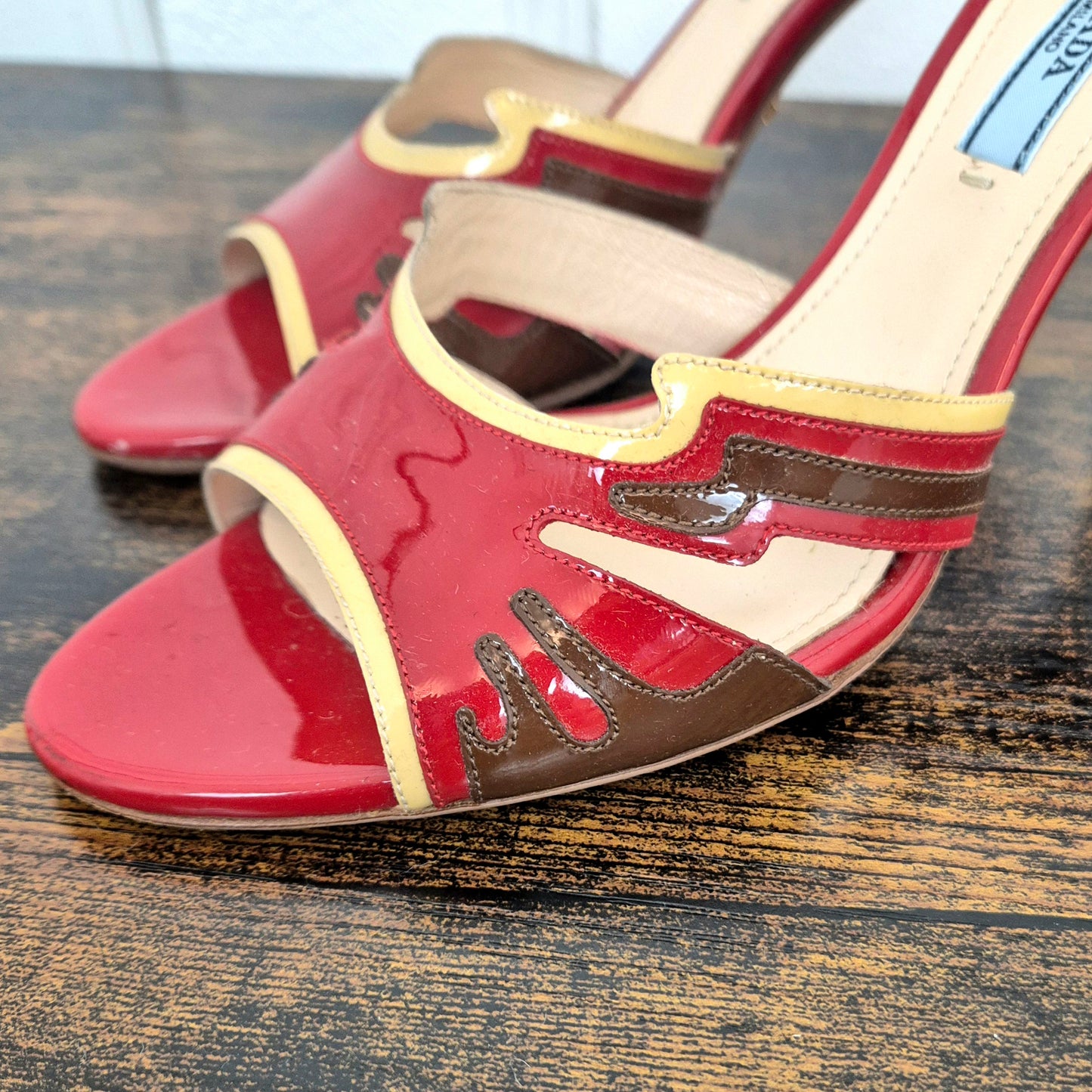 Prada | Sandali con tacco vernice rossa