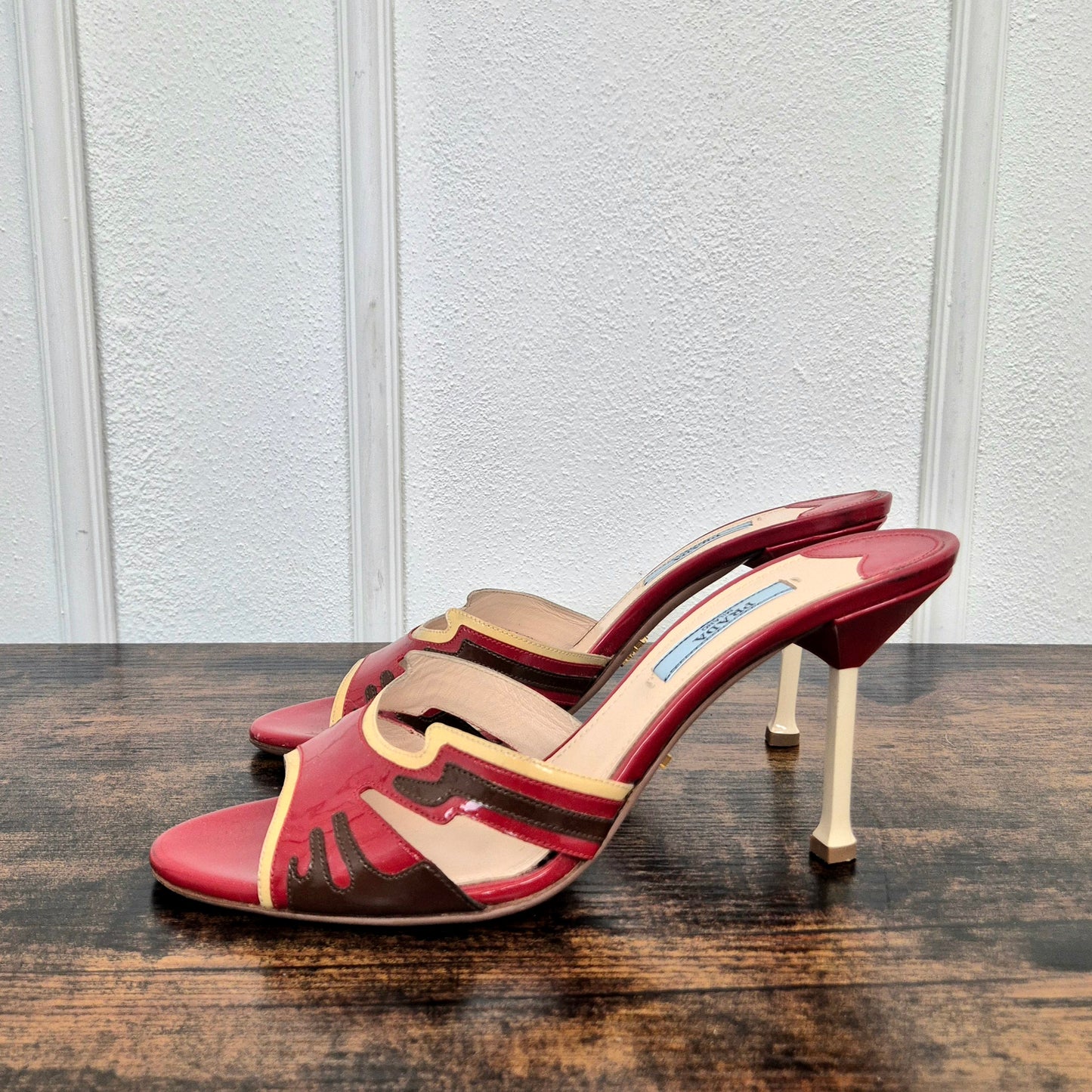 Prada | Sandali con tacco vernice rossa