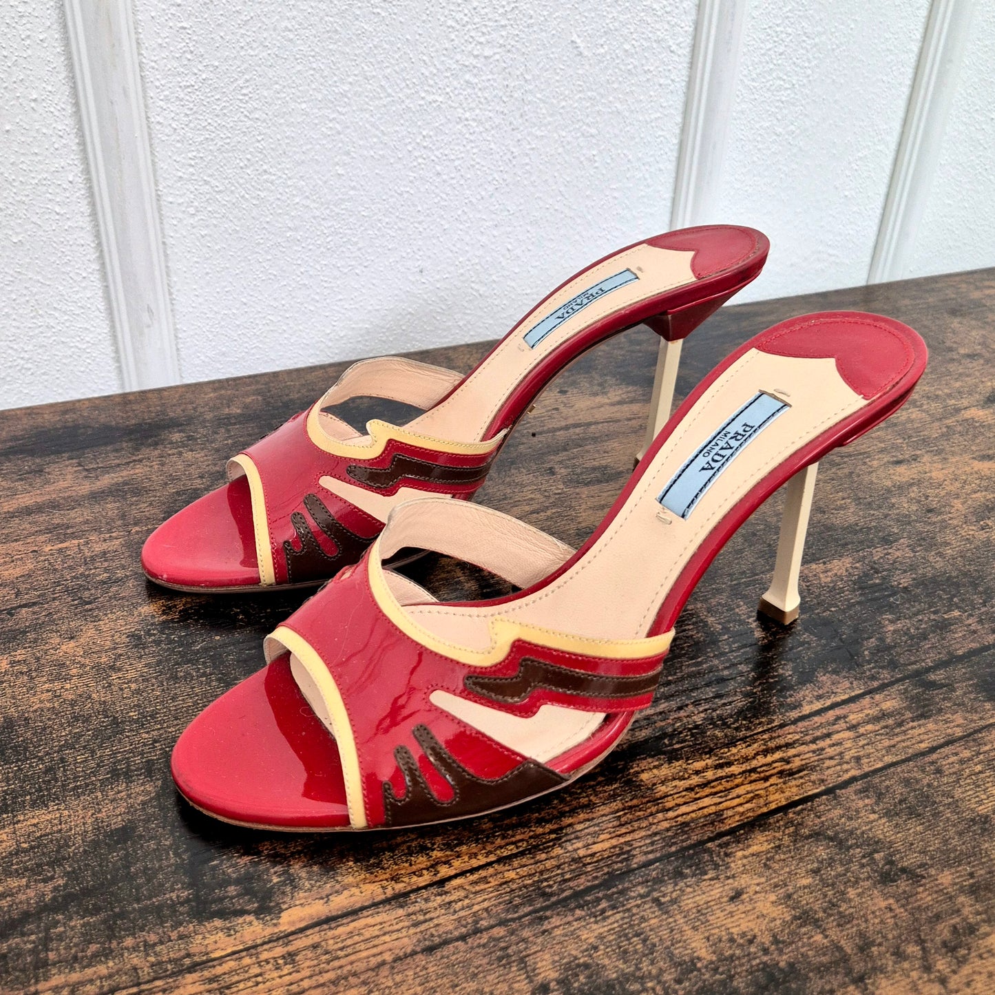 Prada | Sandali con tacco vernice rossa