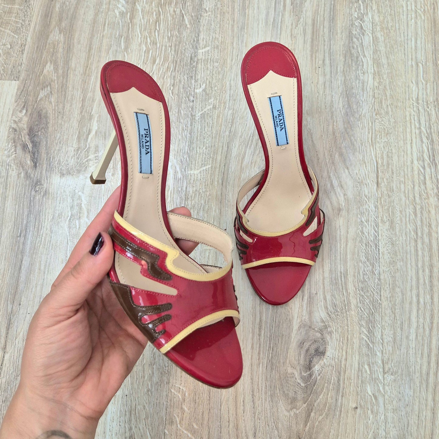 Prada | Sandali con tacco vernice rossa