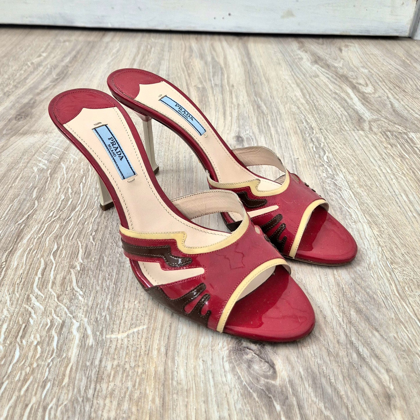 Prada | Sandali con tacco vernice rossa